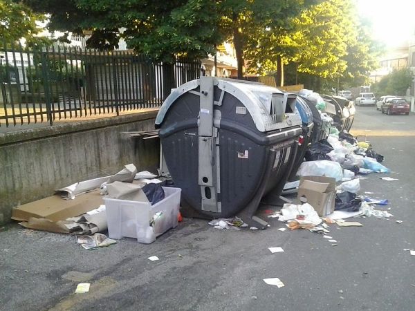 Rifiuti solidi urbani a Roma - via Carovilli - Foto do Nicholas Gemini