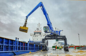 Port operator in Sweden achieves 55% increase in handling capacity with electric excavator SENNEBOGEN 875 E