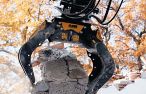 The grapple becomes the operators ‘hand’ in demolition work pinze-crusher