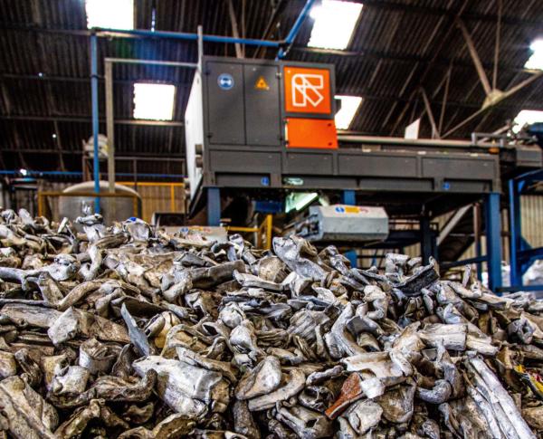Scrap pile in front of the new X-TRACT_low res tomra-X-TRACT