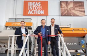 Testare per credere: TOMRA inaugura il nuovo Test Center per la selezione dei flakes TOMRA_Ribbon cut by Tom Eng - SVP and Head of TOMRA Recycling