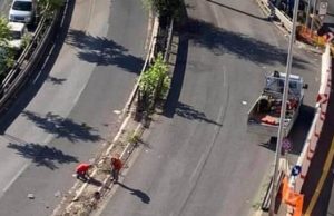 Abbattimento Tangenziale Est, via guard rail e asfalto. Raggi: “Evento storico”