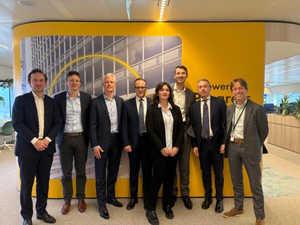 The RES and Shell teams for the signing of the contract