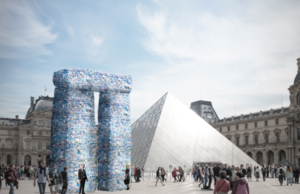 Conclusa con grande successo di pubblico la mostra “Planet or plastic?”. Lascia in eredità una Stonehenge di plastica a futuro monito