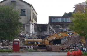 Vaprio iniziata la demolizione dell’Abduana. Farà posto al cantiere per la scuola