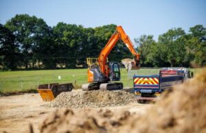 Davey Civils rents a medium Hitachi ZX135US-7 excavator ecsavatore medio Hitachi ZX135US-7