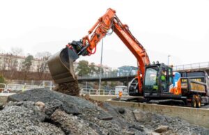 Escavatore elettrico ZE135 di Hitachi in giro per l’Europa ZE135 Hitachi