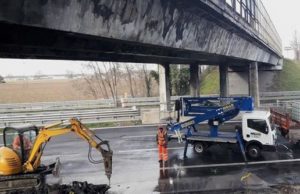 Demolizione tra il 21 e il 22 aprile per il ponte sulla A21