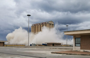 Demolizione silos in corso al porto di Cagliari demolizione-torre-silos