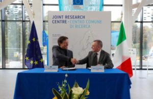 Sogin e JRC: accordo per il decommissioning nucleare accordo-JRC-Sogin-da-sx-Laurent-Jerrige-e-Gian-Luca-Artizzu-handshake