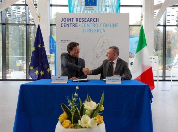 accordo-JRC-Sogin-da-sx-Laurent-Jerrige-e-Gian-Luca-Artizzu-handshake