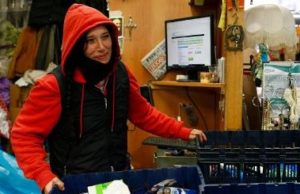 Al box 95 la signora del riciclo fai-da-te. “I vostri rifiuti? Li compro io”