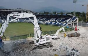 Prosegue la demolizione dello stadio dell’Atalanta demolizione-stadio