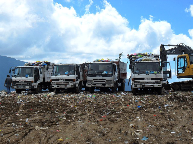 camion-rifiuti-discarica