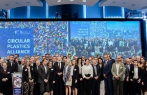 Alleanza circolare per la plastica: oltre 100 firmatari si impegnano a utilizzare 10 milioni di tonnellate di plastica riciclata in nuovi prodotti entro il 2025