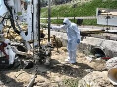 Bonifica di Crotone, il TAR riapre la partita sui rifiuti Tecnico in tuta protettiva durante un sondaggio di caratterizzazione in un sito contaminato
