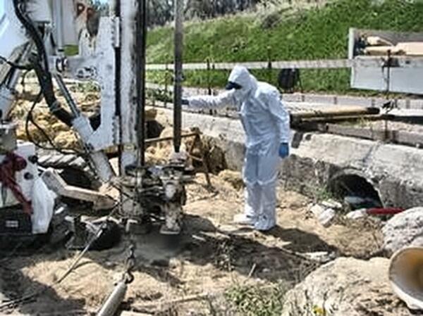 crotone-sin-caratterizzazione Tecnico in tuta protettiva durante un sondaggio di caratterizzazione in un sito contaminato