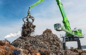 Efficient ship loading: Schrott Wetzel invests in environmentally friendly harbor colossus csm_SENNEBOGEN_875_E_Hybrid_material_handler_port_Schrott_Wetzel