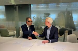 Il Gruppo Res sigla un accordo con Shell Chemicals da sx Antonio Lucio Valerio Ceo di RES e Niels Bouwhuis, Vice President Marketing, Commercial & Sustainability at Shell Chemivals BV