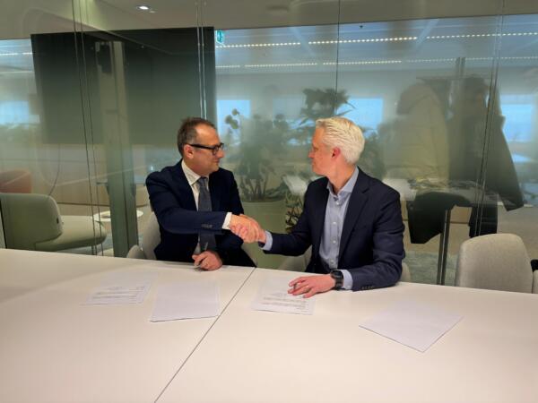 da sx Antonio Lucio Valerio Ceo di RES e Niels Bouwhuis, Vice President Marketing, Commercial & Sustainability at Shell Chemivals BV da sx Antonio Lucio Valerio Ceo di RES e Niels Bouwhuis, Vice President Marketing, Commercial & Sustainability at Shell Chemivals BV