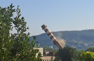 Demolita con esplosivo la ciminiera dell’inceneritore di Trieste demolizione trieste