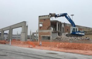 Porto di Ancona, iniziati i lavori di demolizione dell’Incompiuta