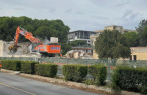 Bari, prosegue la demolizione delle ex Casermette Demolizione ex Casermette a Bari