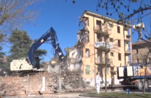 Barco di Bibbiano, demolito uno dei tre condomini popolari di piazza Caduti