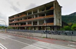 Trento, iniziata la demolizione all’ex Frizzera: ma l’edificio su via Brennnero rimane