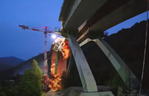 Demolite con esplosivo tre arcate del viadotto Gravagna, sulla A15 Parma–La Spezia demolizione gravagna