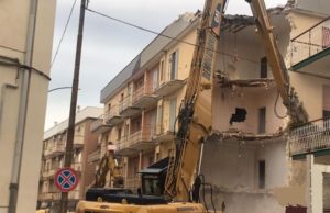 Corato, iniziata la demolizione del palazzo di Via Alemanni