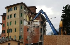 Camerino, Palazzo Toffee: partita la demolizione