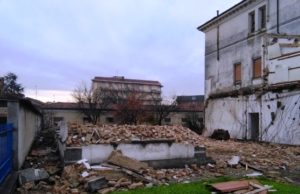 Suzzara, Abbattuta l’ex palazzina dei dirigenti Fiat