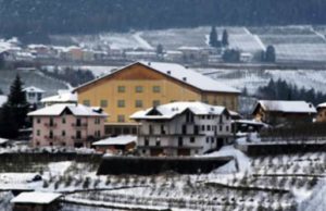 Demolito l’ecomostro della Val di Non, al suo posto un nuovo magazzino e sale per la comunità