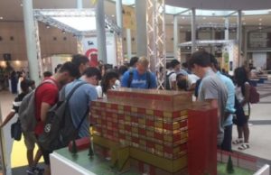 Allo stand Eni il modellino di edificio ad autosufficienza energetica