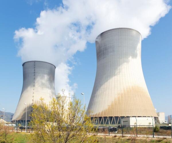 fumaioli-della-fabbrica-nucleare-e-del-fiume-estate Energia nucleare