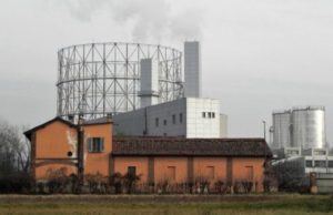 Archeologia industriale, addio allo storico gasometro di via Cavriana: al via lavori per la demolizione