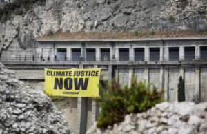 Greenpeace in azione a Taormina, 21 mln di migranti ambientali ogni anno