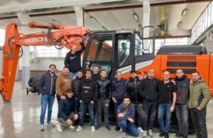 I tecnici HCME al lavoro sugli escavatori cingolati serie ZAXIS 7 hitachi