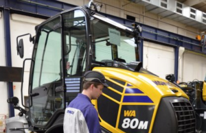 Komatsu annuncia il passaggio all’HVO come carburante