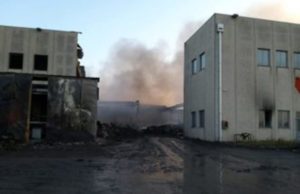 Incendio di Faenza: qualità dell’aria, Arpae esclude «effetti acuti sulla salute»