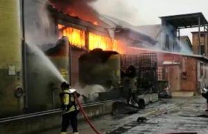 Incendio a Fiorano, a fuoco l’impianto di stoccaggio di rifiuti speciali