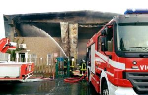 Incendio di rifiuti a Settimo, Arpa esclude sostanze tossiche nell’aria