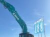 Kobelco, Car Toscana nuovo concessionario in Toscana Diego Landucci, responsabile vendite di Car Toscana, con un escavatore Kobelco