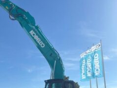 Kobelco, Car Toscana nuovo concessionario in Toscana Diego Landucci, responsabile vendite di Car Toscana, con un escavatore Kobelco