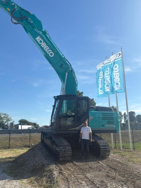 Kobelco Car Toscana Diego Landucci Diego Landucci, responsabile vendite di Car Toscana, con un escavatore Kobelco
