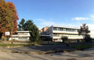 L’ex liceo Omero di Bruzzano sarà demolito: «Sostanze tossiche da infiltrazioni d’acqua»