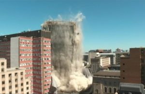 Demolizione controllata per il palazzo che ospitava la Banca di Lisbona a Johannesburg
