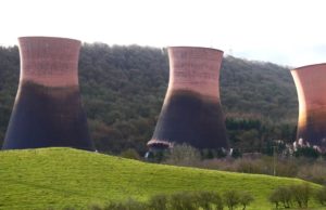 La spettacolare demolizione di una vecchia centrale elettrica nel Regno Unito