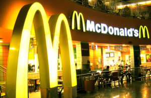Lotta di McDonald’s ai rifiuti: imballaggi green entro il 2025